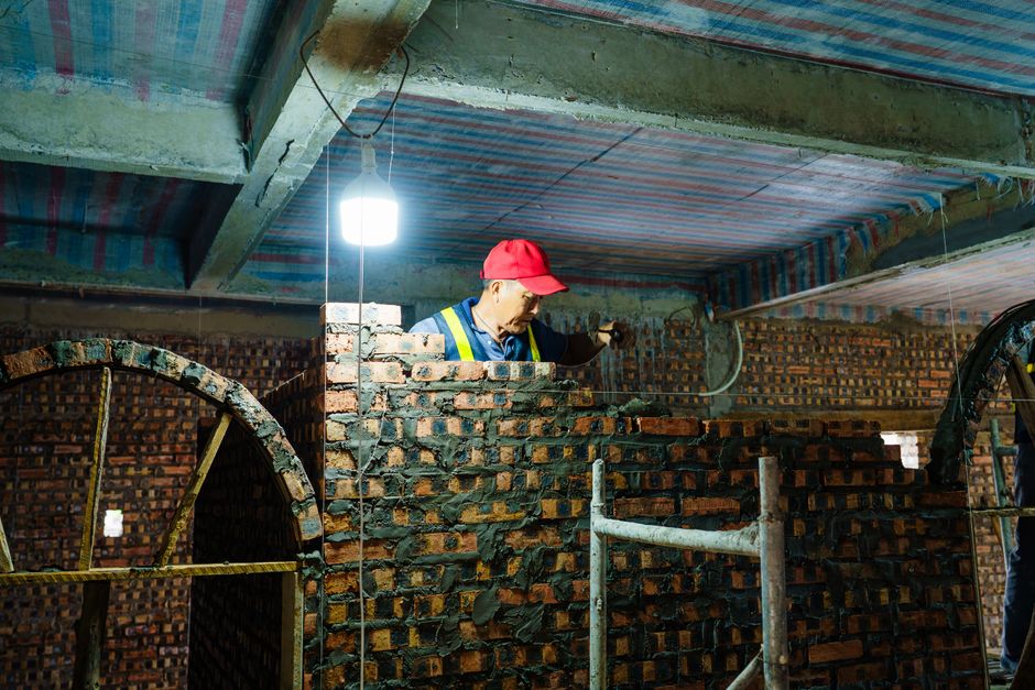 Mason laying brick